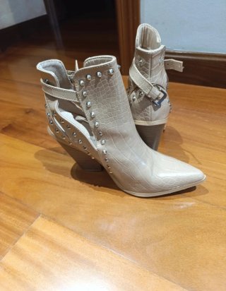 Botas tacón tachuelas beige