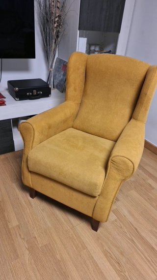 Sillón de tela color mostaza