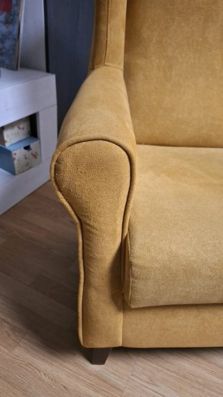 Sillón de tela color mostaza