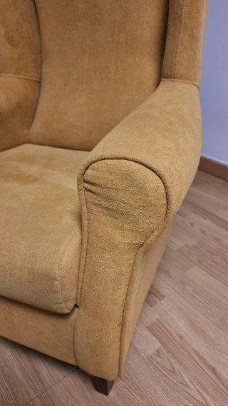 Sillón de tela color mostaza