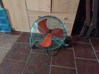Ventilador potente plateado y naranja