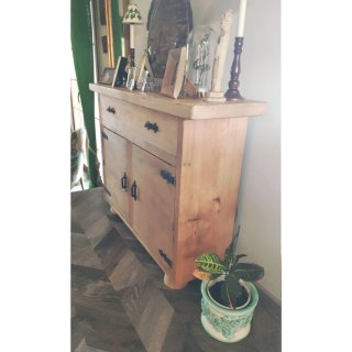 Aparador madera maciza con herrajes de forja