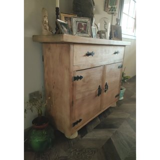 Aparador madera maciza con herrajes de forja