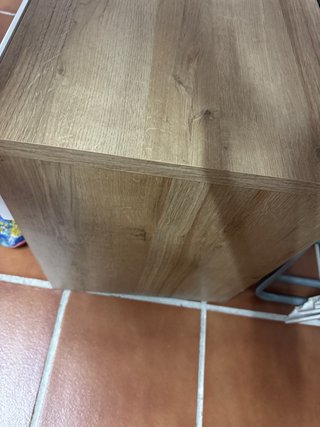 Mueble de salón blanco y madera
