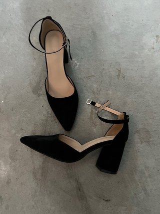 Zapatos de tacón negros con pulsera