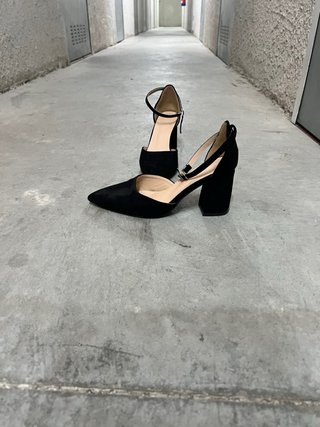 Zapatos de tacón negros con pulsera