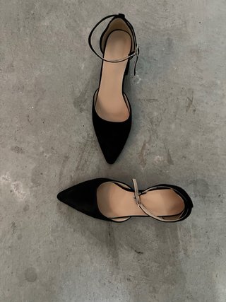 Zapatos de tacón negros con pulsera