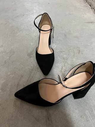 Zapatos de tacón negros con pulsera