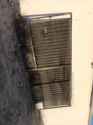 Puerta corredera metálica negra