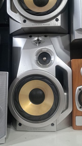 Altavoces Sony Negros y Plateados