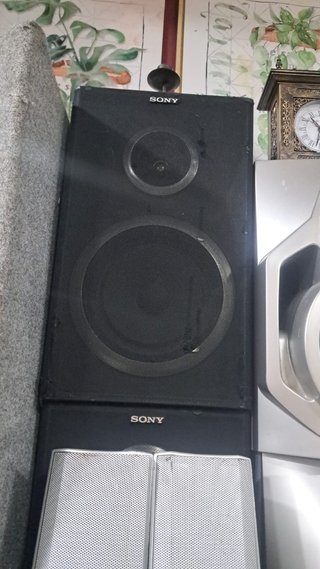 Altavoces Sony Negros y Plateados