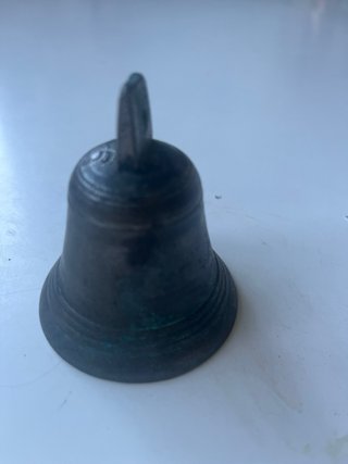 Campana antigua de bronce
