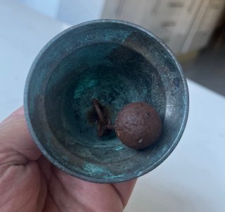 Campana antigua de bronce