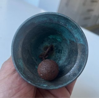 Campana antigua de bronce