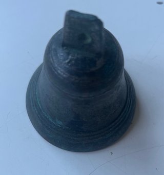 Campana antigua de bronce