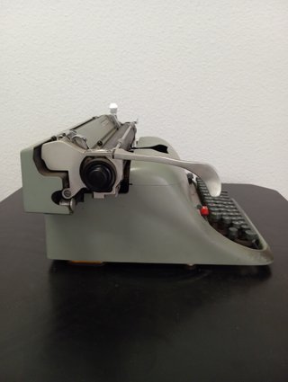 Máquina de escribir Hispano Olivetti Lexicon 80