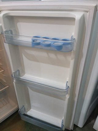 PEQUEÑA NEVERA MARCA JOCEL