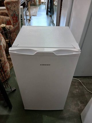 PEQUEÑA NEVERA MARCA JOCEL
