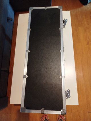 Baúl de instrumento metálico y madera