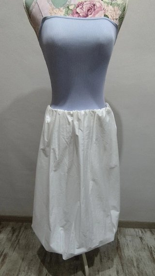 Falda midi globo Zara.