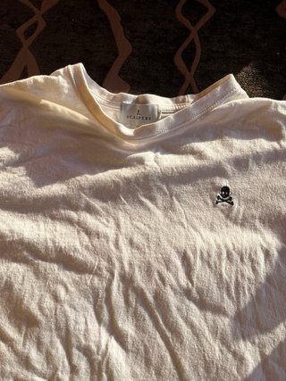 Camiseta Scalpers blanca con calavera