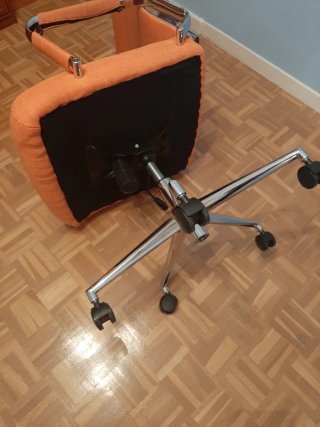 Silla de oficina naranja con base metálica