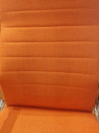 Silla de oficina naranja con base metálica