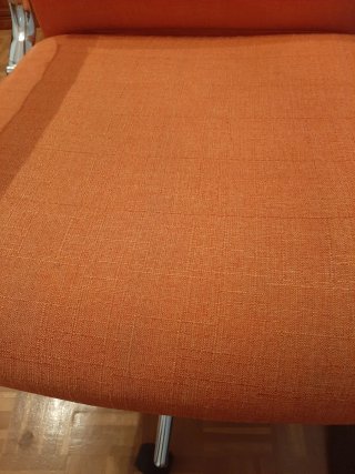 Silla de oficina naranja con base metálica