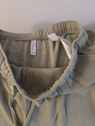 Pantalón de lino color caqui