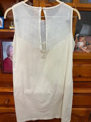 Vestido blanco con bordado étnico