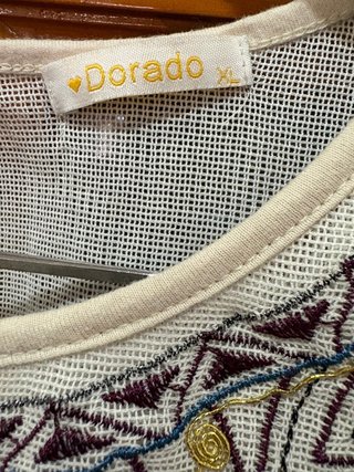 Vestido blanco con bordado étnico