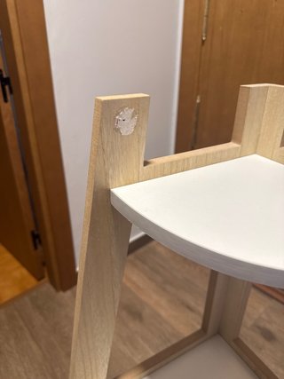 Estantería esquinera de madera y blanco