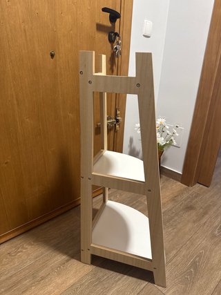 Estantería esquinera de madera y blanco