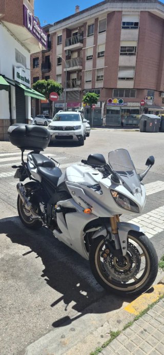 Yamaha FZ8 2011 con Carenado