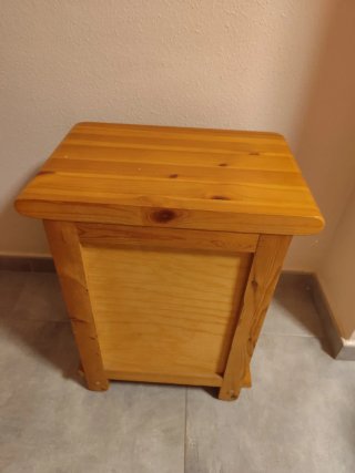 Mesita de noche de madera
