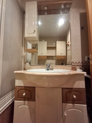 Mueble de baño con lavabo y mármol