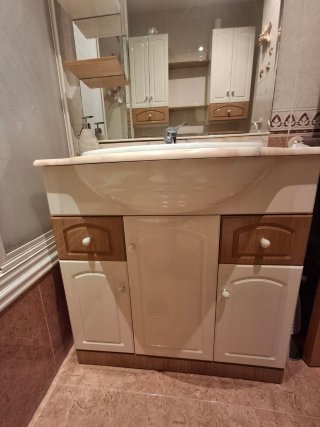 Mueble de baño con lavabo y mármol