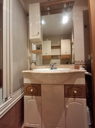 Mueble de baño con lavabo y mármol