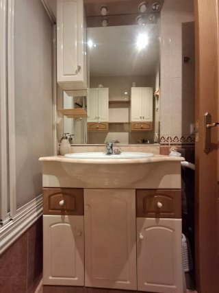 Mueble de baño con lavabo y mármol