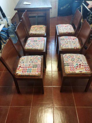 Mesa de comedor de madera con 6 sillas