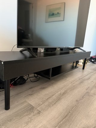 Mueble TV negro con patas