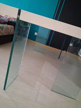 Mesa de salón moderna blanca y cristal