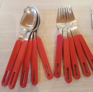 Set de cubiertos rojos y plateados