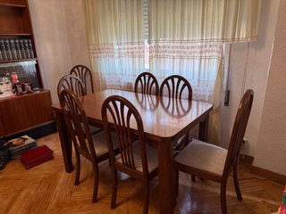 Mesa extensible y 7 sillas de madera