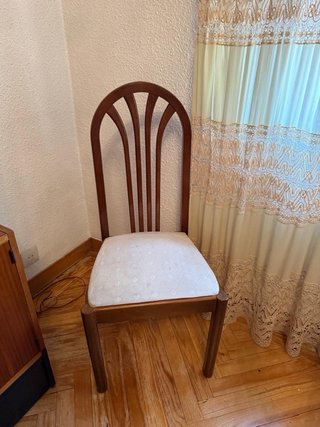 Mesa extensible y 7 sillas de madera