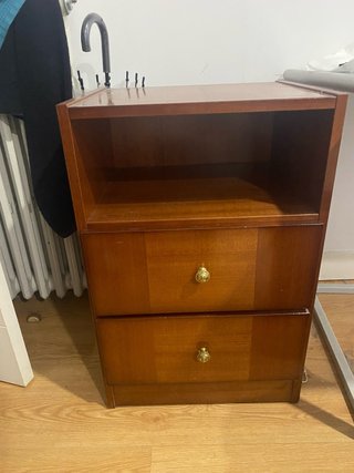 Mesita de noche de madera