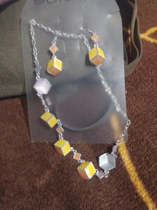 Conjunto Bisutería Collar y Pendientes Cubos