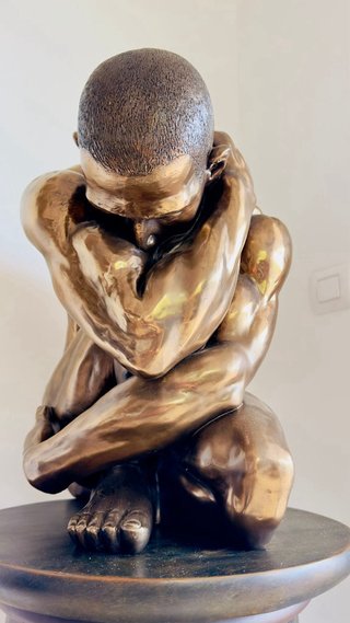Escultura efecto bronce Hombre Acorbatado Pedestal