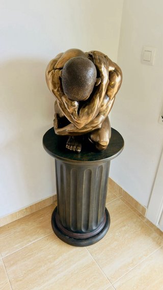 Escultura efecto bronce Hombre Acorbatado Pedestal