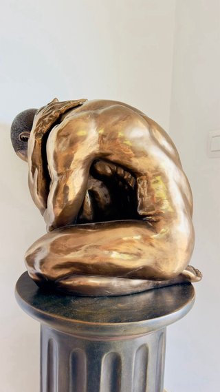 Escultura efecto bronce Hombre Acorbatado Pedestal